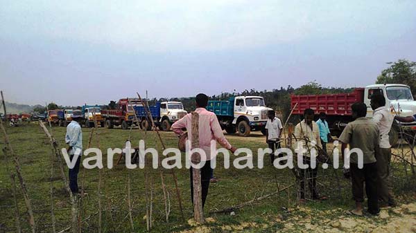 ಮರಳು ಸಾಗಾಟದಿಂದ ತೊಂದರೆ: ಗ್ರಾಮಸ್ಥರಿಂದ ಲಾರಿಗಳನ್ನು ತಡೆದು ಪ್ರತಿಭಟನೆ